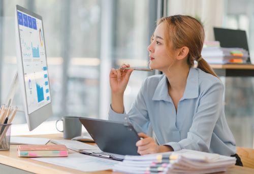 Persona visualizando métricas en un CRM